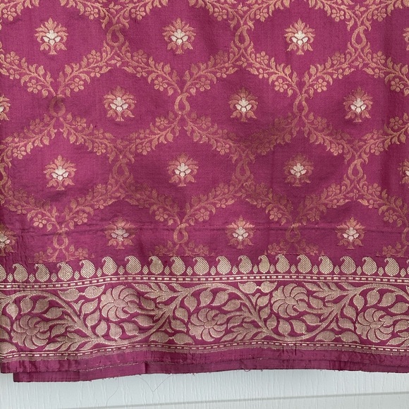 Elegant Pink and Gold Patterned Saree w Skirt & Blouse - Picture 4 of 10